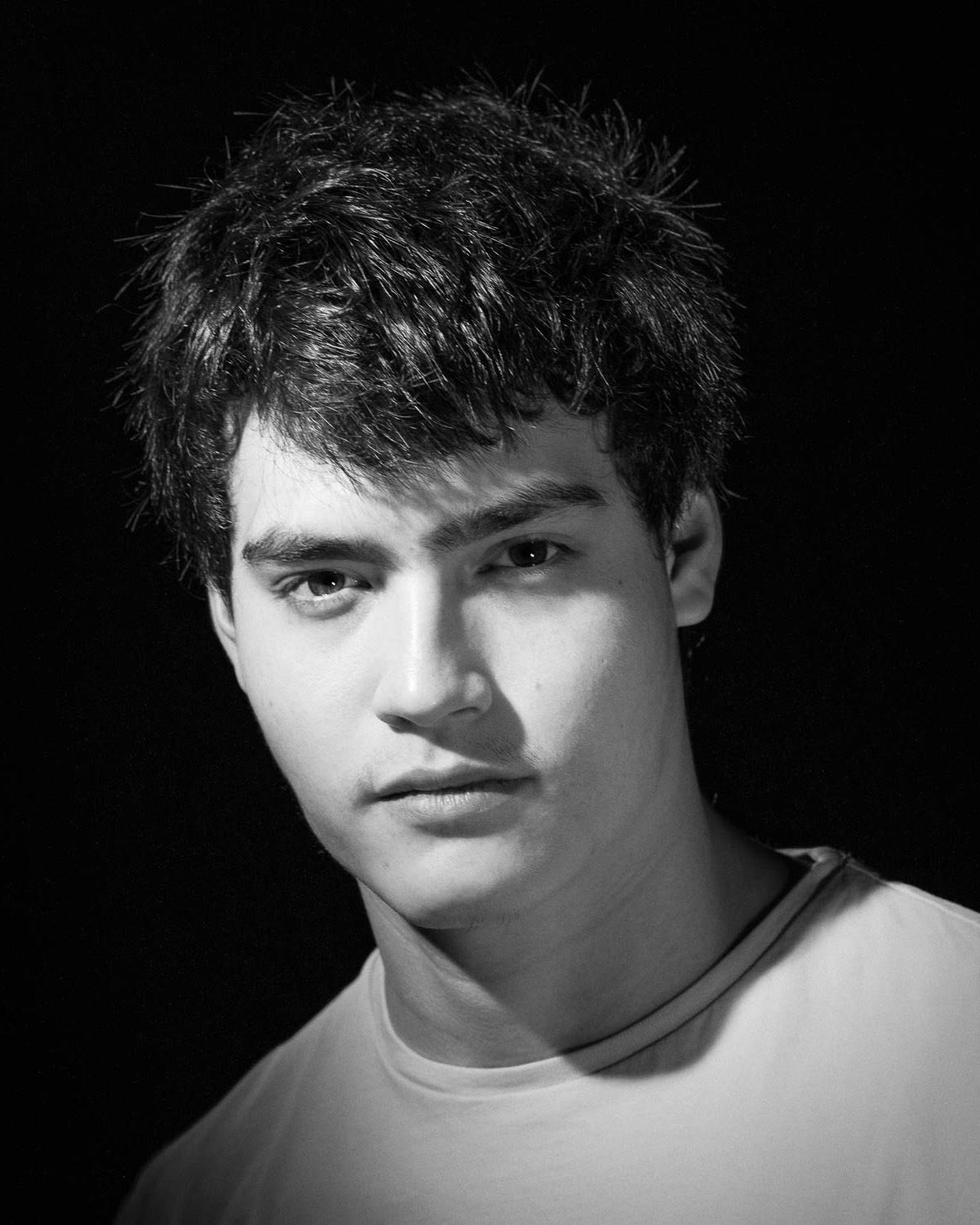 Portrait noir et blanc d'homme  en studio en lumière continue